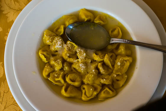 Tortellini in brodo